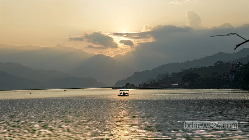 পোখারার ফেওয়া হ্রদে সূর্যাস্ত।