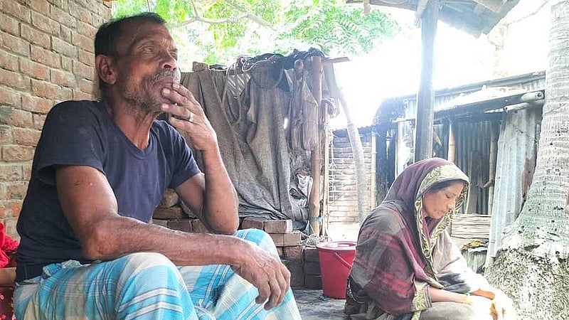 মিনারুলের মা-বাবা বলছিলেন, কারো কাছে হাত পাততে ভীষণ সংকোচ ছিল তাদের ছেলে মিনারুল ও ছেলের বউ মনিরার ।