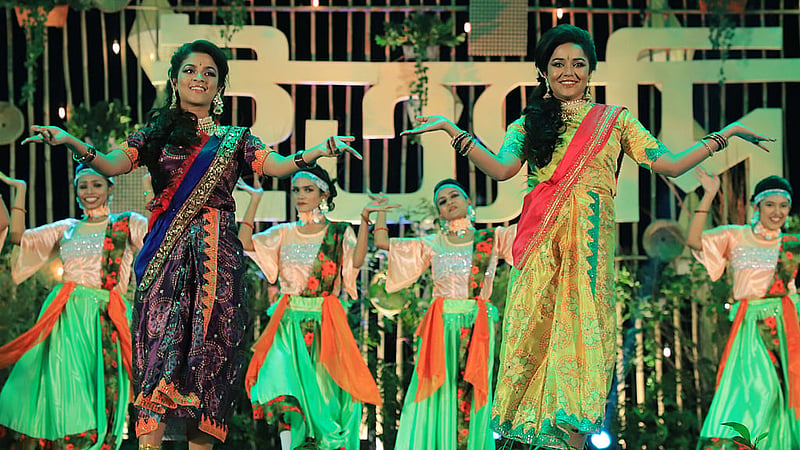 ইত্যাদির মঞ্চে সাদিয়া আয়মান ও সামিরা খান মাহি , ছবি: ফাগুন অডিও ভিশনের সৌজন্যে।
