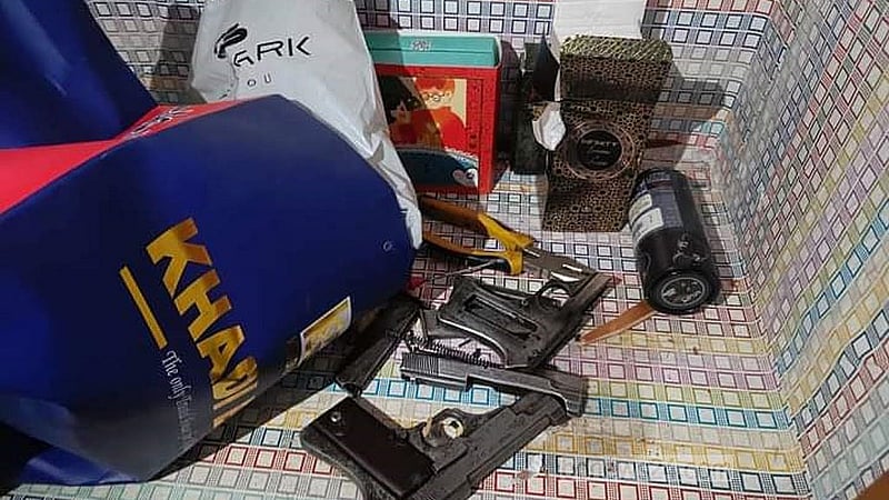 আন্দোলনরত শিক্ষার্থীরা বিশ্ববিদ্যালয় শাখা ছাত্রলীগের নেতাদের কক্ষ থেকে আগ্নেয়াস্ত্র বিভিন্ন দেশীয় অস্ত্র উদ্ধার করে নিয়ে আসে।