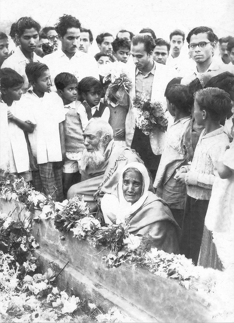 ১৯৫৩ সালে বরকতের কবরে ফুল দিতে এসে কান্নায় ভেঙে পড়েন তার মা-বাবা। ছবি: আলোকচিত্রী মনোয়ার আহমদের সৌজন্যে