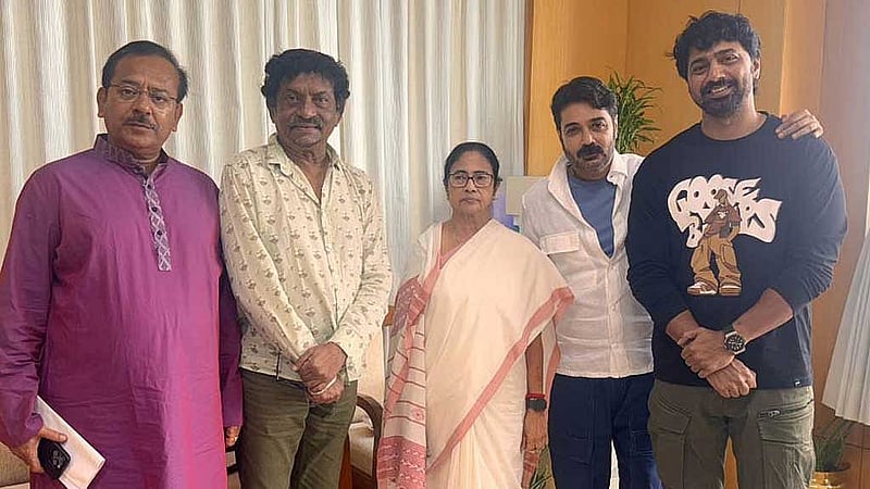 নবান্নে মুখ্যমন্ত্রী মমতা বন্দ্যোপাধ্যায়ের সঙ্গে পরিচালক গৌতম ঘোষ, অভিনেতা প্রসেনজিৎ চট্টোপাধ্যায়, দীপক অধিকারী দেব এবং মন্ত্রী অরূপ বিশ্বাস।