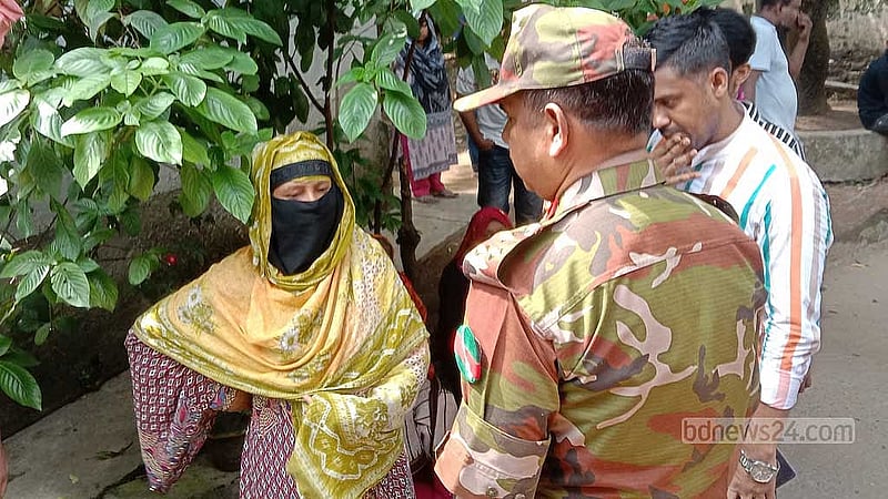 শাহজাহানের মায়ের কান্না দেখে তার সঙ্গে কথা বলতে আসেন ঢাকা মেডিকেল কলেজ হাসপাতালের পরিচালক ব্রিগেডিয়ার জেনারেল মো. আসাদুজ্জামান।