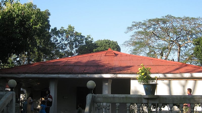 বাংলোর ভেতরটাও সুন্দর সাজানো। দামি দামি সব আসবাবপত্র।