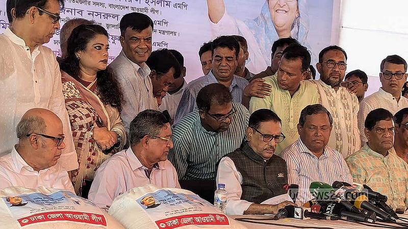 রোববার ঢাকা জেলা আওয়ামী লীগের উদ্যোগে দুস্থদের মাঝে খাদ্য বিতরণ কর্মসূচি উদ্বোধন করেন ওবায়দুল কাদের।