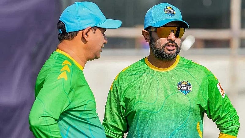 চট্টগ্রামের টিম ডিরেক্টর হাবিবুল বাশার ও ম্যানেজার নাফিস ইকবাল। ছবি: চট্টগ্রাম রয়্যালস।