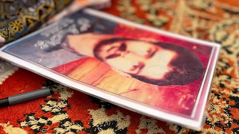 বাবাকে ফিরে পাওয়ার আশায় রোজ তার ছবি নিয়ে ঘুরে বেড়ায় মাসুমা। ছবি: বিবিসি