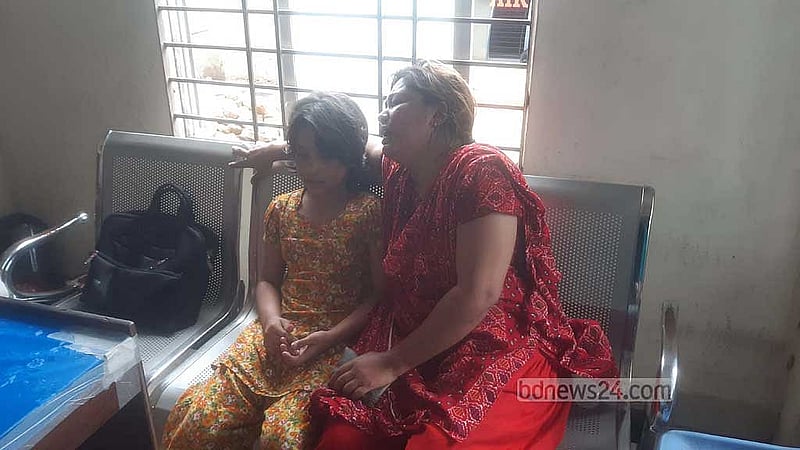 নিহত প্রকৌশলী আজিজুল ইসলামের স্ত্রী ও শিশু কন্যার আহাজারিতে শোকাবহ পরিস্থিতির সৃষ্টি হয় যশোর জেনারেল হাসপাতালে।