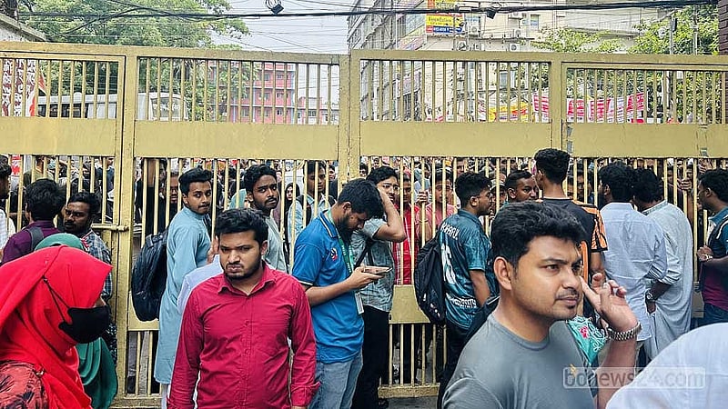 দাবি আদায়ে সোমবার জগন্নাথ বিশ্ববিদ্যালয়ের বিভিন্ন ফটকে তালা ঝুলিয়ে দেয় আন্দোলনকারীরা। 
