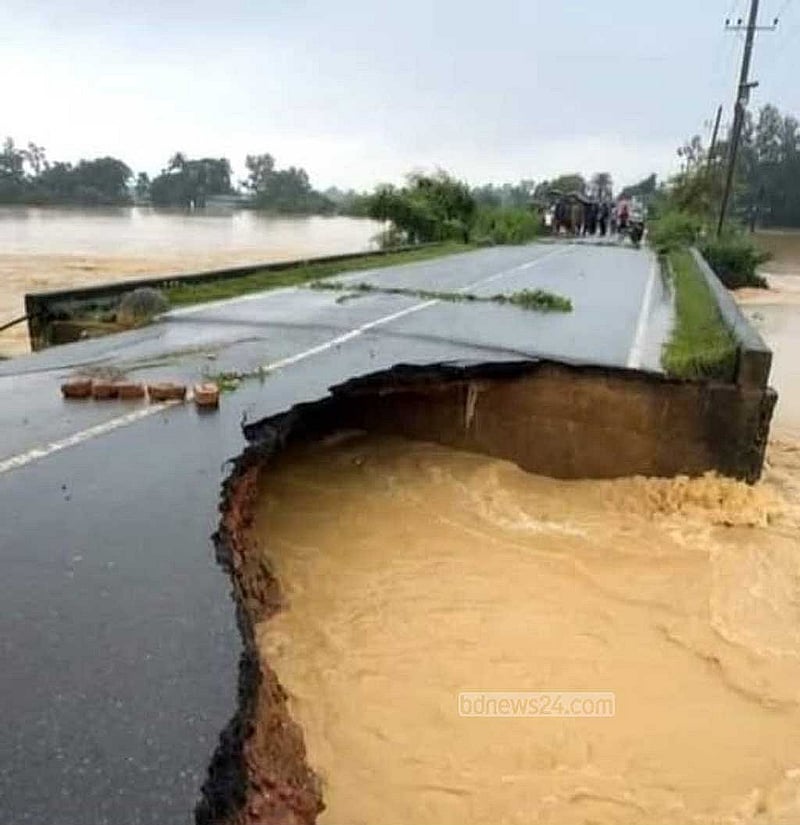 পাহাড়ি ঢলের প্রবল স্রোতে শেরপুর থেকে তিনআনি হয়ে নালিতাবাড়ি আঞ্চলিক মহাসড়কের রাণীগাঁও সেতুর কাছে সড়ক ভেঙে যাওয়ায় শনিবার দুপুর থেকে যোগাযোগ বিচ্ছিন্ন হয়ে গেছে।