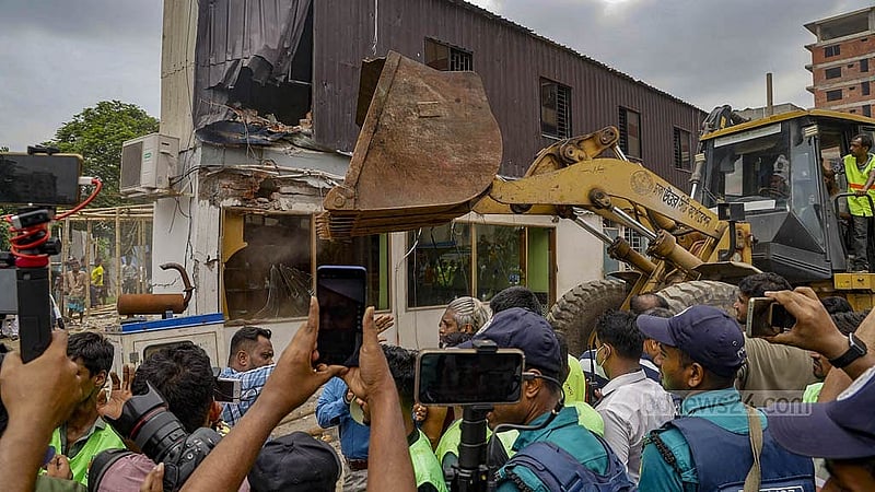 ঢাকা উত্তর সিটির অভিযানে গুঁড়িয়ে দেওয়া হচ্ছে সাদিক অ্যাগ্রোর স্থাপনা।