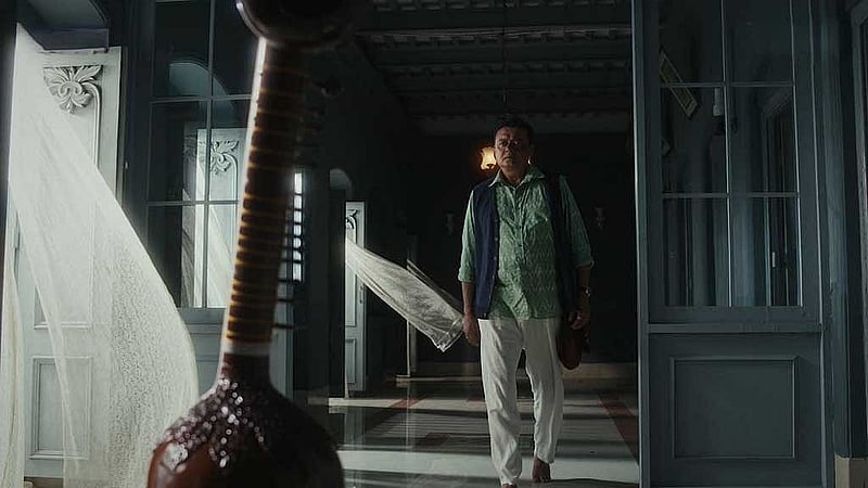 ওয়েব সিরিজ 'গুলমোহরের’ দৃশ্য। ছবি: চরকির সৌজন্যে।