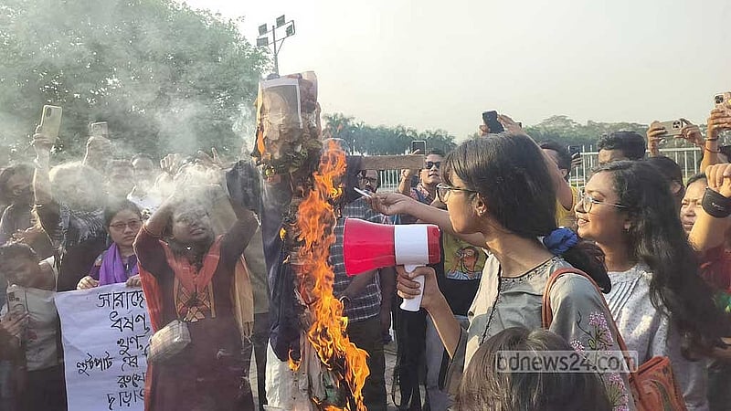 স্বরাষ্ট্র উপদেষ্টার অপসারণ দাবিতে সোমবার মানিক মিয়া এভিনিউয়ে তার কুশপুতুল পোড়ানো হয়।