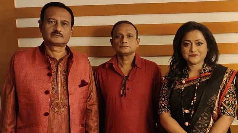 আব্দুল আলীমের তিন সন্তান বামপাশ থেকে জহির আলীম, আজগর আলীম এবং নূরজাহান আলীম।