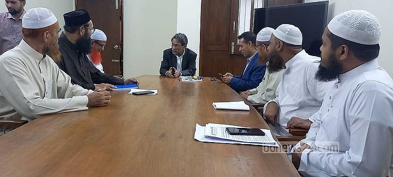 জাতীয় সংসদ ভবনে জাতীয় ঐকমত্য কমিশনের সহসভাপতি আলী রীয়াজের কাছে সংস্কার প্রশ্নে নিজেদের মতামত হস্তান্তর করেন ইসলামী আন্দোলন বাংলাদেশ এর প্রতিনিধিরা।