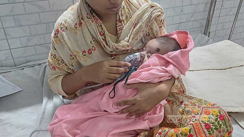 শিশুকে ভর্তির জন্য হাসপাতাল থেকে হাসপাতালে ঘুরতে হয় অভিভাবকদের। বেসরকারি হাসপাতালে যে বিলের চাপ তা মেটানোর সুযোগ তাদের হয় না।