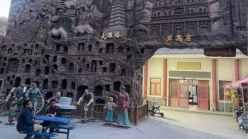 জেং কুভিয়ান ওয়েস্ট সিটির সামনে সহকর্মীর সঙ্গে লেখক।