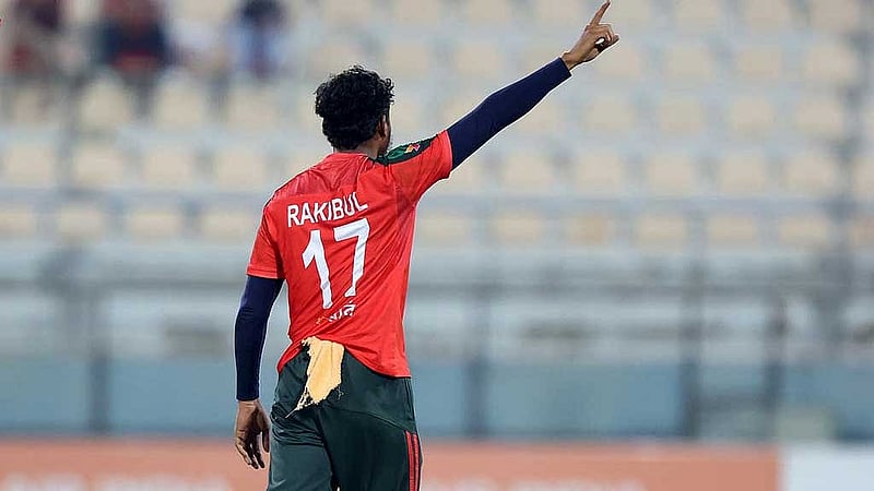 চার ওভারে কেবল সাত রানে তিন উইকেট নেন রকিবুল। ছবি: এসিসি।