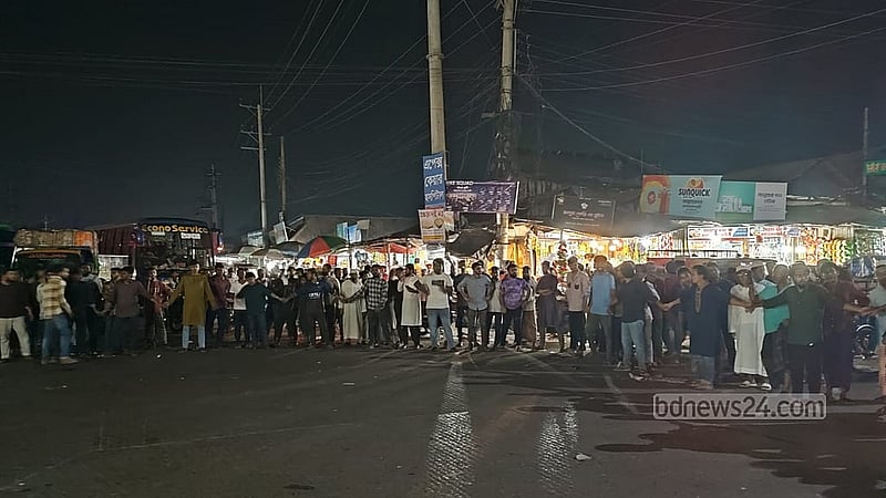 এক নারী শিক্ষার্থীকে হেনস্তা করার পর অটোরিকশা থেকে ফেলে দেওয়ার প্রতিবাদে নোয়াখালীর চৌমুহনীতে বুধবার রাতে সড়ক অবরোধ করেছেন শিক্ষার্থীরা।