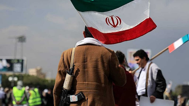 যুক্তরাষ্ট্র ও ইসরায়েল ইরানে হামলা শুরু করার পর ইয়েমেনের রাজধানী সানায় হওয়া প্রতিবাদে ইরানের পতাকা হাতে দুই বিক্ষোভকারী। ছবি: রয়টার্স 
