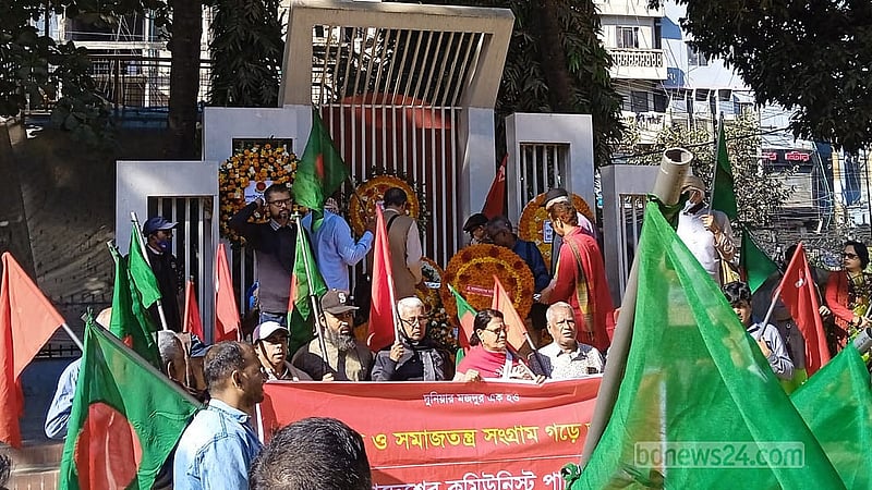 চট্টগ্রাম কেন্দ্রীয় শহীদ মিনারে ফুল দিয়ে শ্রদ্ধা জানাচ্ছে একটি সংগঠনের নেতাকর্মীরা।
