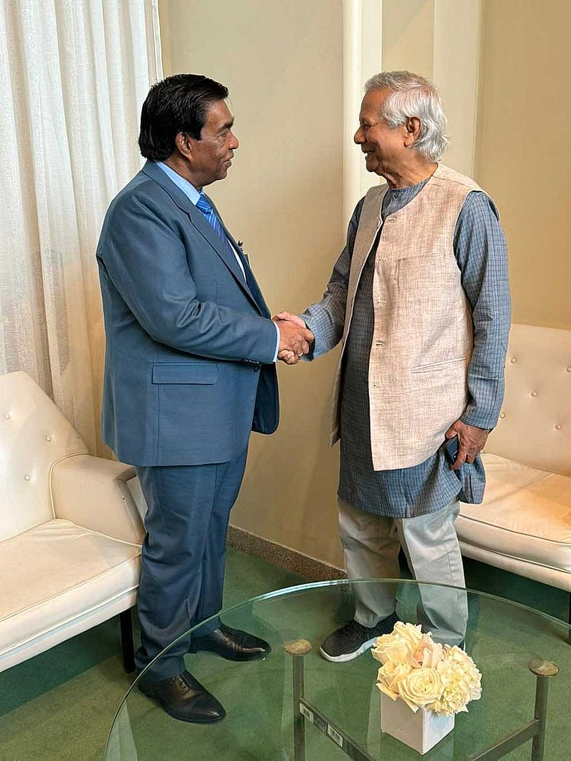 জাতিসংঘ সাধারণ পরিষদের ৭৯তম অধিবেশনের ফাঁকে মরিশাসের প্রেসিডেন্ট পৃথ্বীরাজ সিং রূপণের সঙ্গে বৈঠক করেন মুহাম্মদ ইউনূস।