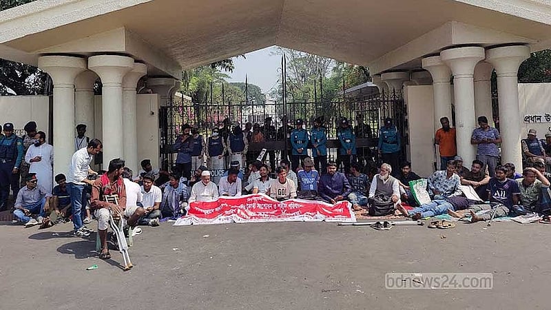 জুলাই অভ্যুত্থানে আহতদের একাংশ বুধবার থেকে রাজধানীর তেজগাঁওয়ে প্রধান উপদেষ্টার কার্যালয়ের ফটকে অবস্থান নিয়ে আছেন। 
