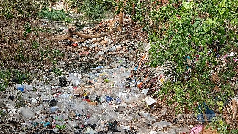 কাটাছরা ইউনিয়নের বামনসুন্দর দারোগাহাট বাজার এলাকায় এভাবেই দখল হয়ে গেছে খালটি। 