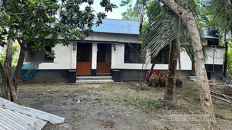 যশোরের রায়েরমহল খালপাড়ে খলিলুরের একতলা বাড়ি। 