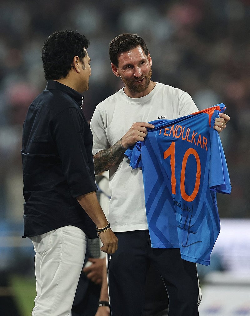 মেসির হাতে টেন্ডুলকারের দেওয়া জার্সি। ছবি: রয়টার্স