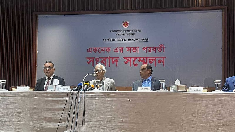অন্তর্বর্তী সরকার ক্ষমতা নেওয়ার পর তৃতীয় একনেক সভা শেষে সাংবাদিকদের মুখোমুখি পরিকল্পনা উপদেষ্টা ওয়াহিদউদ্দিন মাহমুদ।