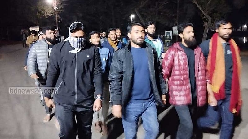 ছাত্রীদের হলের নিরাপত্তা জোরদার এবং হলের শৃঙ্খলা ভঙ্গে জড়িতদের শাস্তির দাবিতে বিক্ষোভ মিছিল করেছে বিশ্ববিদ্যালয়ের একদল শিক্ষার্থী। 