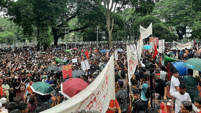‘দ্রোহ যাত্রা’ শেষে কেন্দ্রীয় কেন্দ্রীয় শহীদ মিনারে জড়ো হন বিক্ষোভকারীরা। 