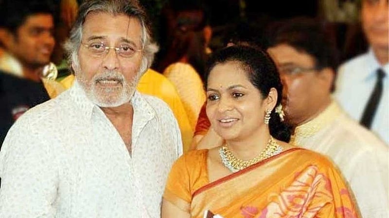 স্ত্রী কবিতার সাথে বিনোদ খান্না। 