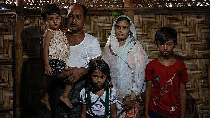 রোহিঙ্গা বিদ্রোহী আবু আফনা তার মোবাইল ফোনে মিয়ানমারের এক জায়গার ম্যাপ দেখাচ্ছেন। ছবি: রয়টার্স
