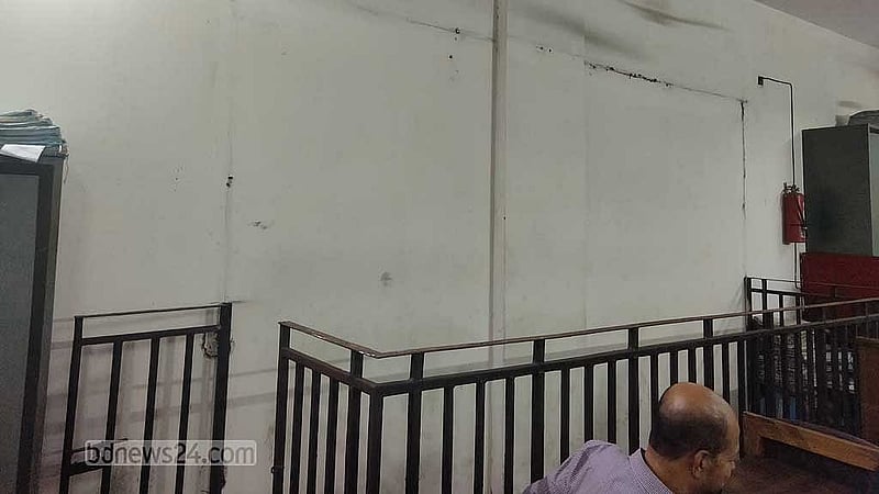 উঁচু লোহার খাঁচা সরিয়ে বসানো হয়েছে লোহার কাঠগড়া।