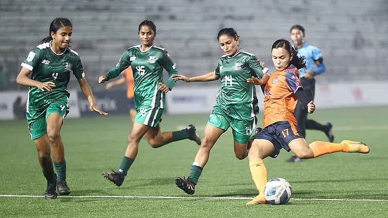 ঋতুপর্ণা চাকমাকে আটকাতে পারলেও রাজশাহীর জয় আটকাতে পারেনি বিকেএসপি। ছবি: বাফুফে