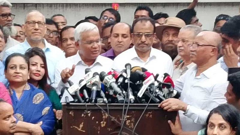 গুলশানে ‘ফিরাজা’র সামনে দুপুরে বিএনপি চেয়ারপারসনের শারীরিক অবস্থা সম্পর্কে জানান তার ব্যক্তিগত চিকিৎসক এ জেড এম জাহিদ হোসেন। 