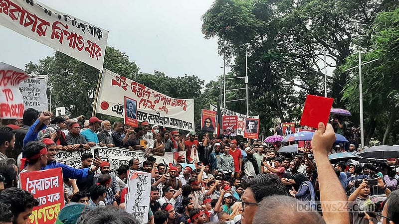 ২ অগাস্ট শিক্ষক ও নাগরিক সমাজের ডাকা দ্রোহযাত্রা থেকে কোটা আন্দোলন ঘিরে দেশজুড়ে প্রাণহানির দায় নিয়ে সরকারকে ‘ক্ষমা চেয়ে’ পদত্যাগ করার দাবি জানানো হয়।
