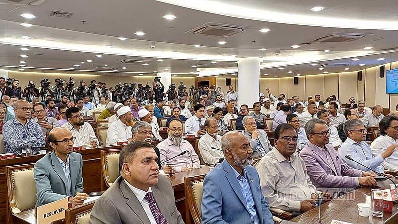 ঢাকা উত্তরের মেয়র আতিকুল ইসলামের সঙ্গে মতবিনিময়ে বেসরকারি শিক্ষা প্রতিষ্ঠানের প্রধানরা। 