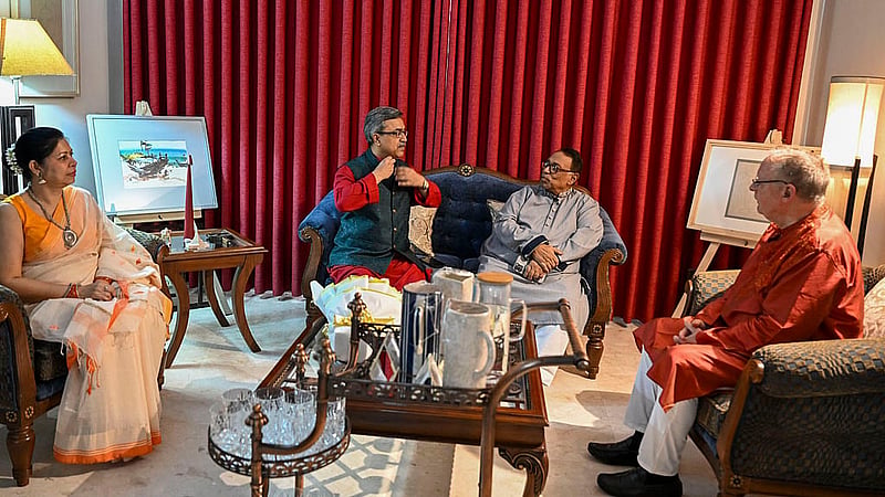 বিডিনিউজ টোয়েন্টিফোর ডটকমের বর্ষবরণ অনুষ্ঠানে সস্ত্রীক ঢাকা স্টক এক্সচেঞ্জের পরিচালক মিনহাজ মান্নান ইমন, এফবিসিসিআইর সাবেক সভাপতি ও মীর গ্রুপের ব্যবস্থাপনা পরিচালক মীর নাসির হোসেন এবং মুক্তিযুদ্ধে বাংলাদেশের বন্ধু জুলিয়ান ফ্রান্সিস।