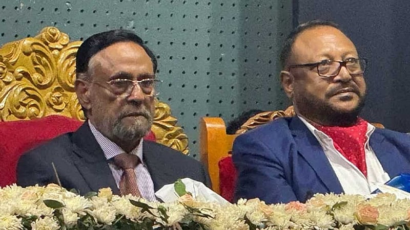 এলডিপির চেয়ারম্যান অলি আহমদের সঙ্গে সাবেক সেনা কর্মকর্তা চৌধুরী হাসান সারওয়ার্দী। শনিবার ইঞ্জিনিয়ার্স ইন্সটিটিউটে।