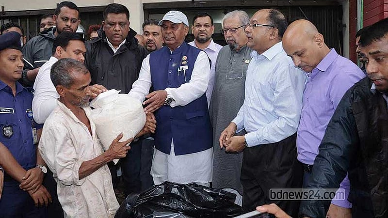 বুধবার দুপুরে সিলেটের মিরাবাজার কিশোরী মোহন বালক বিদ্যালয় আশ্রয়কেন্দ্রে ত্রাণ বিতরণ করেন দুর্যোগ ব্যবস্থাপনা ও ত্রাণ প্রতিমন্ত্রী মহিববুর রহমান।