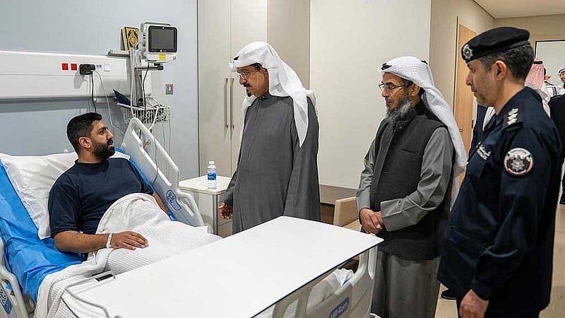 কুয়েতের প্রধানমন্ত্রী শেখ আহমদ আবদুল্লাহ আল-আহমদ আল-সাবাহ হাসপাতালে গিয়ে আহতদের চিকিৎসার খোঁজখবর নিয়েছেন। ছবি: সানা
