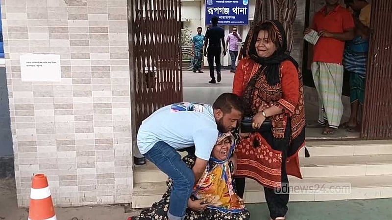 রূপগঞ্জ থানার সামনে শুভর স্বজনের আহাজারি। 