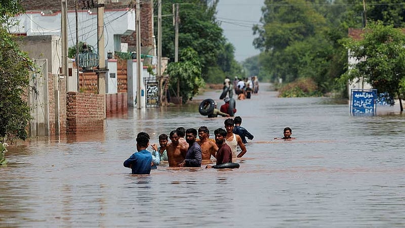 কাসুরের বন্যাদুর্গত হাজারো মানুষের একই দশা। পরিবারগুলো বলছে, কয়েক মাসের ব্যবধানে, যুদ্ধ আর বন্যায় বারবার বাস্তুচ্যুত হওয়ায় তারা অতিষ্ঠ। ছবি: রয়টার্স
