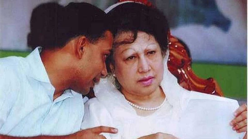 খালেদা জিয়া তখন প্রধানমন্ত্রী। দলের এক সমাবেশে তার সঙ্গে ছেলে তারেক রহমান।