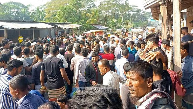ভোলার সদরের পরানগঞ্জ বিশ্বরোড চত্ত্বরে দুর্ঘটনার পর স্থানীয়দের ভিড়। 