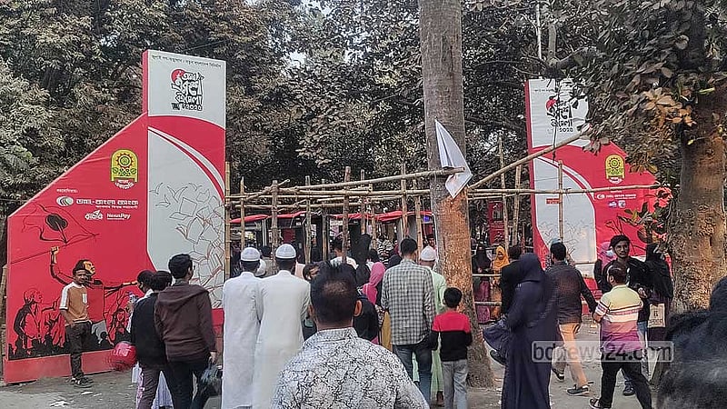 বইমেলার নবম দিন রোববার ছুটির দিনের চেয়ে ক্রেতা-দর্শনার্থী সমাগম কম দেখা গেছে।