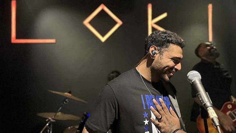 রাতুলকে সমাহিত করে আসার পর বাবার সঙ্গে ভাইয়ের এবং নিজেদের ছেলেবেলার দুইটি ছবি আলাদাভাবে পোস্ট করেন রাহুল এবং সামী।